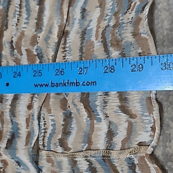 BKE BOUTIQUE SHEER STUDDED SCOOP-NECK DROPTAIL SHIRT - Picture 9 of 14